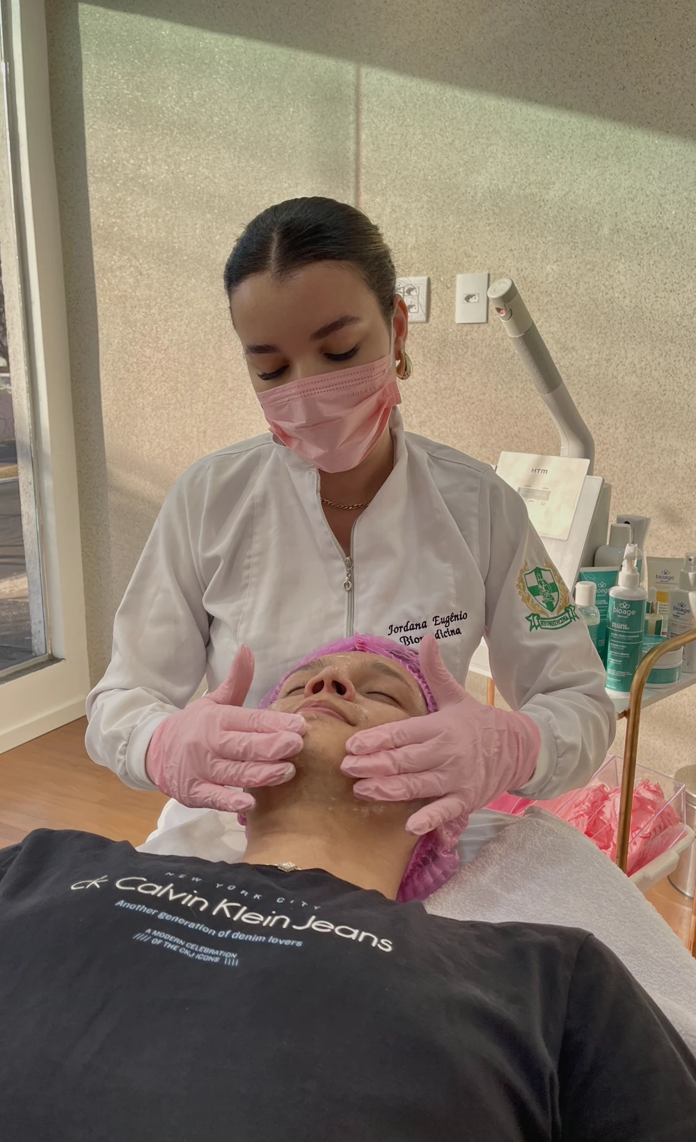 Aplicação de procedimento facial na TriSeé Estética Avançada